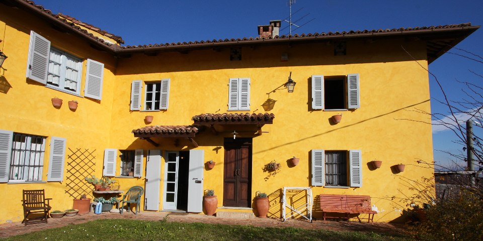 
			The sheltered all-year-round outdoor terrace on the south side of the house
			