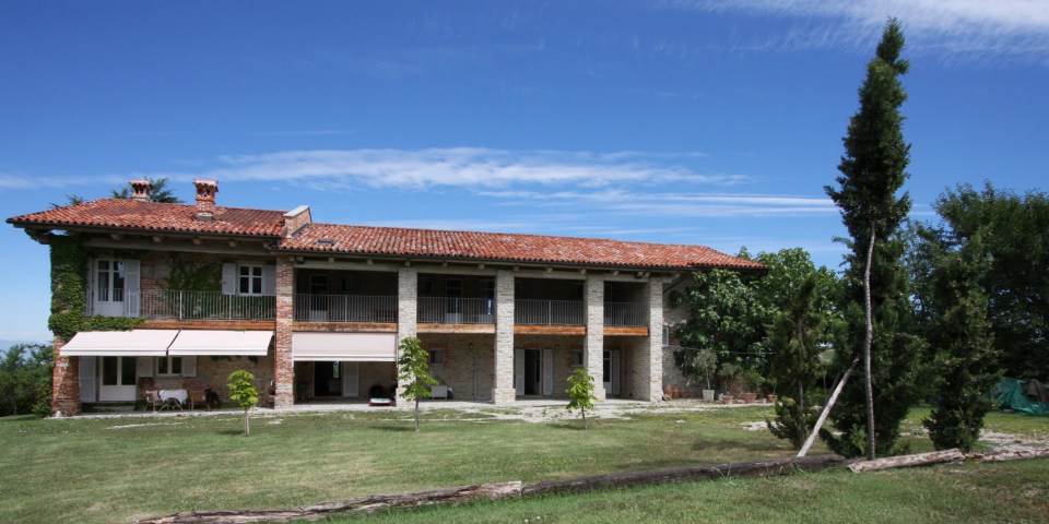 
			Die nach Süden gerichtete Fassade des Hauses und der Hofbereich
			