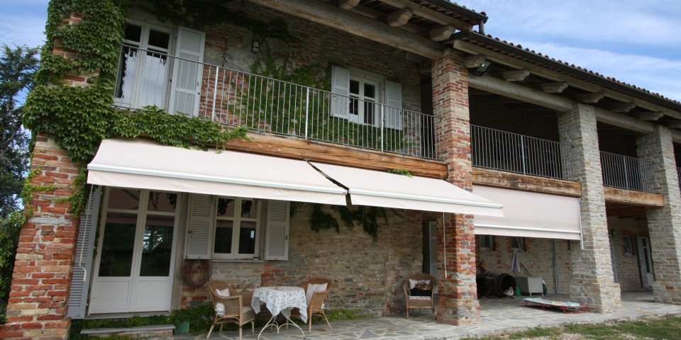 
			Die Terrasse vor der Küche im Erdgeschoss und der Balkon im ersten Stock vor dem Hauptschlafzimmer
			
