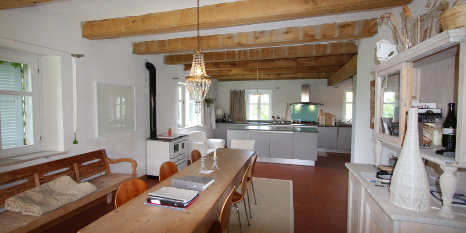 
			Die attraktive Küche ist ein Beispiel für die erfolgreiche Kombination von modernem Design und traditioneller Architektur
			