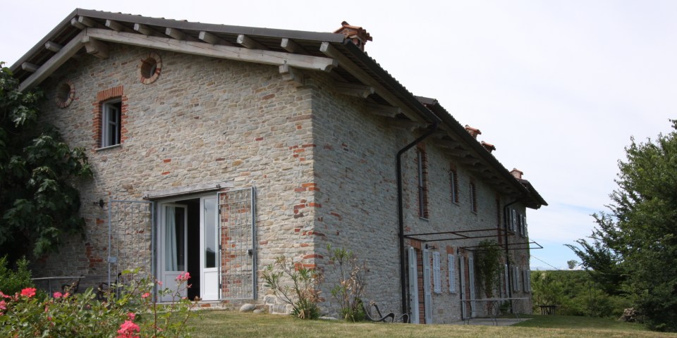 
			Das Haus von der Ostseite aus gesehen. Die Glastür führt zur grössten der drei Gästewohnungen
			