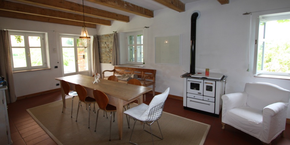 
			Der grosszügige Essbereich in der Küche. Dank der vielen Fenster und der Glastüren hat der Raum viel Tageslicht 
			