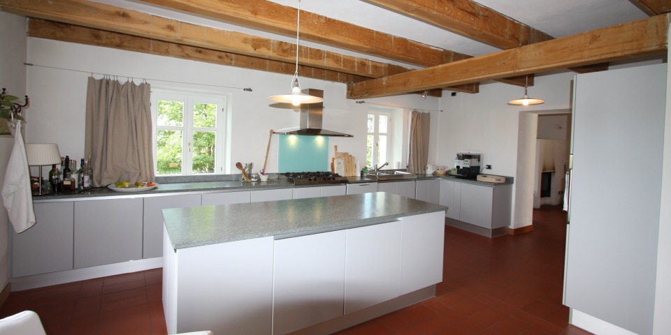 
			Eine Nahaufnahme von der modernen Küche. Alle Arbeitsflächen sind aus hochwertigem Granit
			