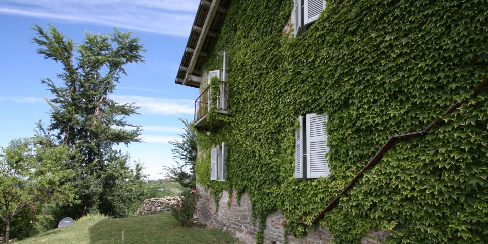 
			Die Westseite des Hauses: der Balkon gehört zum Hauptschlafzimmer im ersten Stock
			