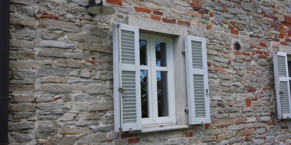 
			Die wunderschönen Steinmauern des antiken Bauernhauses wurden vorbildlich renoviert
			