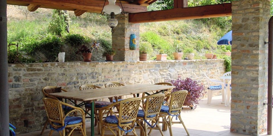 
			Der gemütliche Portico in der Nähe der Poolanlage
			