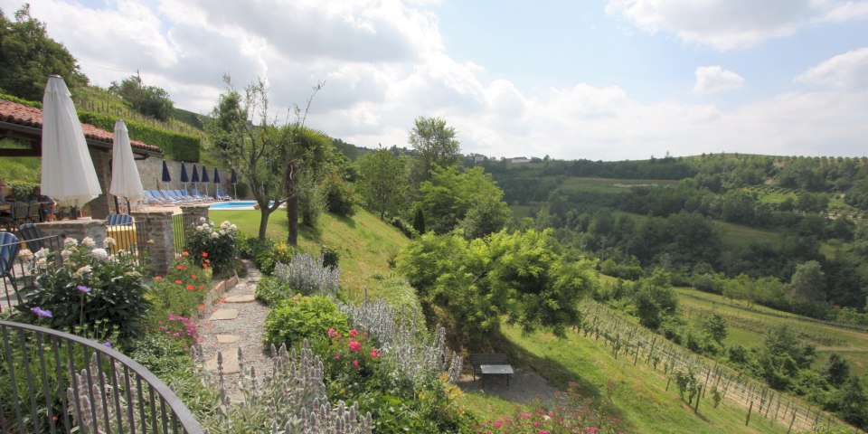 
			Ein Teil der Gründe von der Terrasse aus gesehen. Der Weinberg im Vordergrund gehört zum Besitz
			