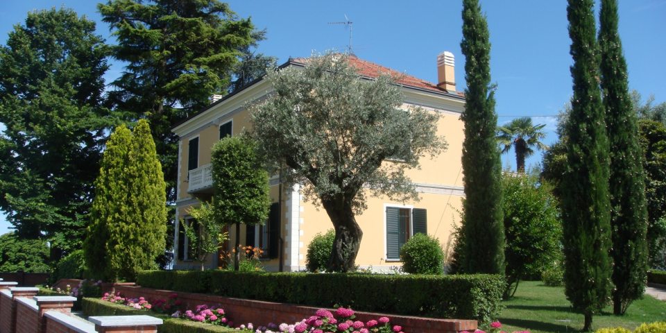 
			Die nach Süden gerichtete Villa von der Einfahrt aus gesehen
			