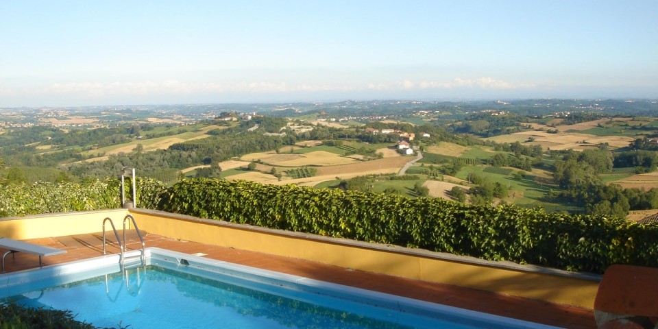 
			Der prachtvolle Blick über den Swimmingpool des Besitzes in Richtung Süden
			