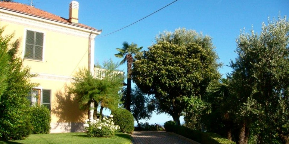 
			Die Auffahrt zur Villa
			