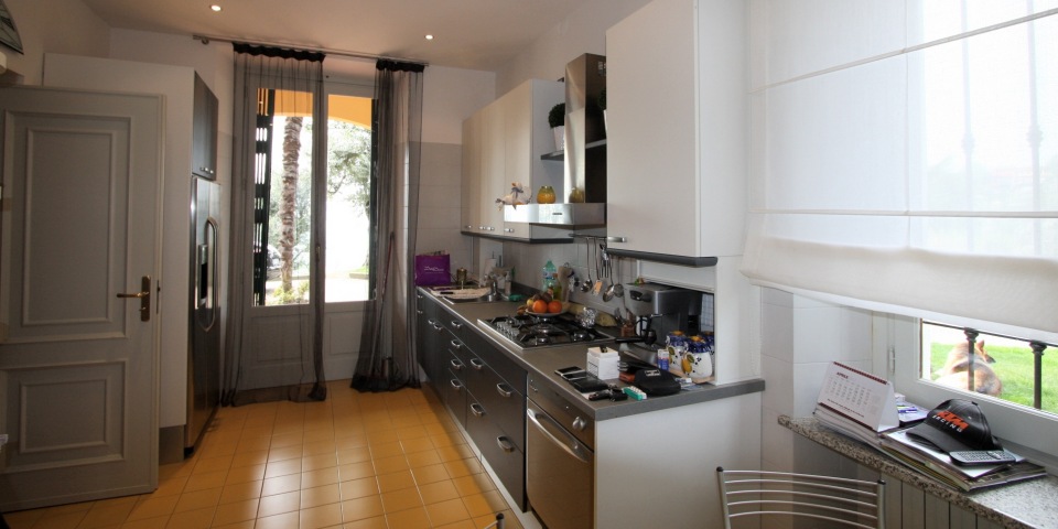 
			Die moderne Designer-Küche in der Villa
			