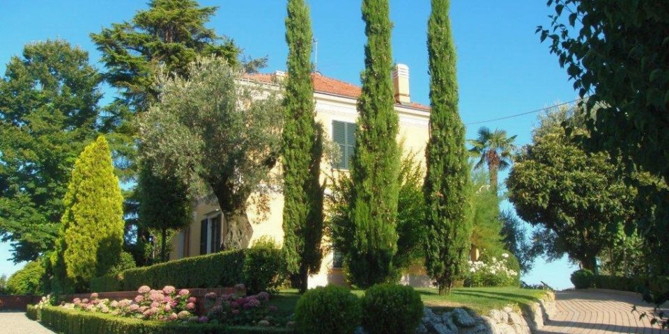 
			Die Villa von der Einfahrt aus gesehen
			