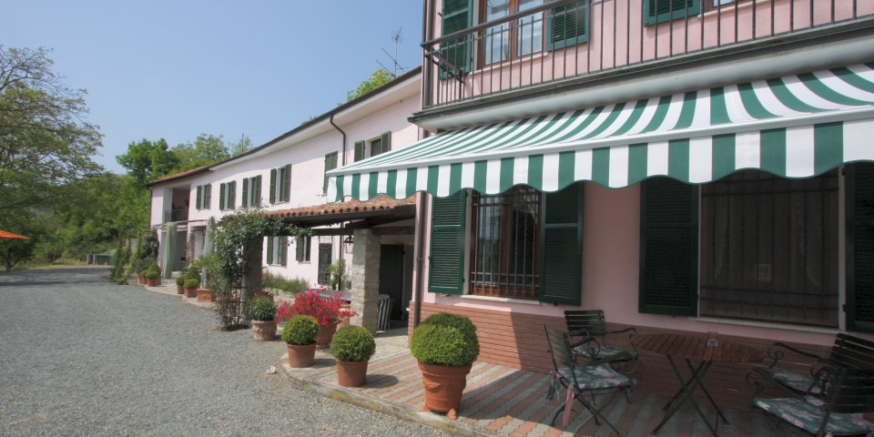 
			Die nach Süden gerichtete Landvilla und das anschliessende Gästehaus
			