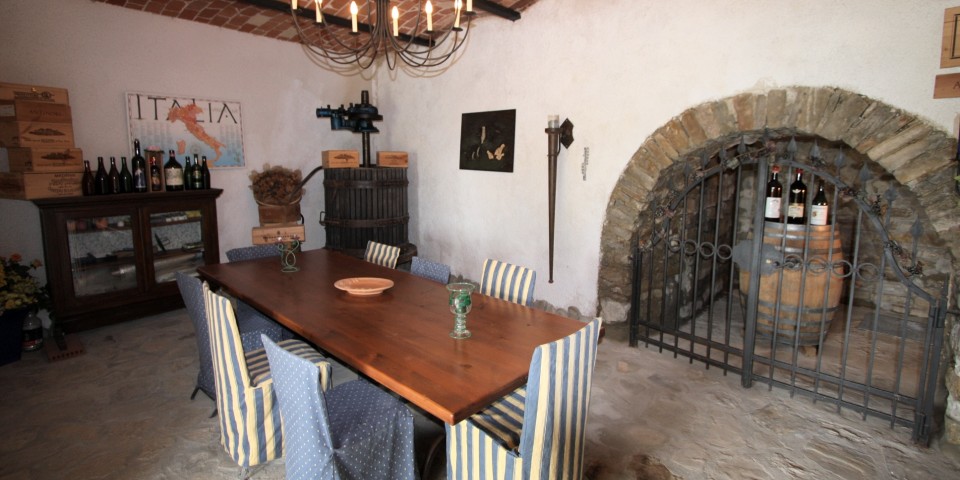 
			Der gemütliche Weinkeller/Taverne ist ein idealer Raum für Weinverkostungen
			