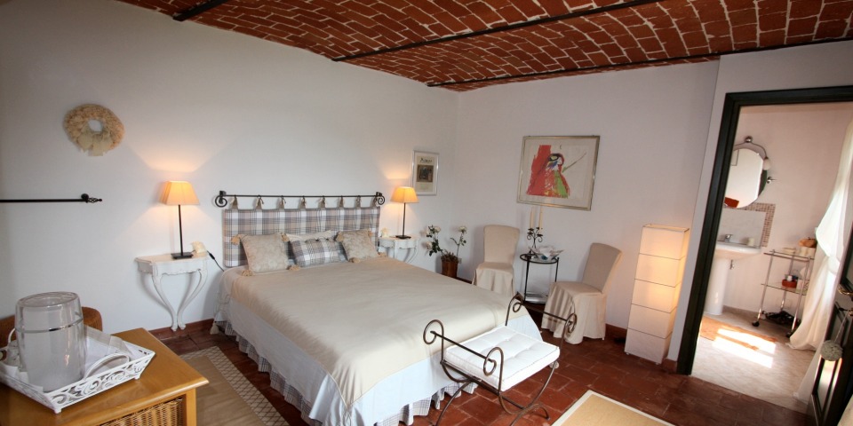 
			Eines der Gästezimmer mit anschliessendem Bad
			