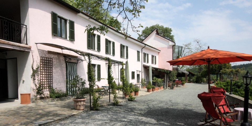 
			Das antike Weinbauernhaus/Gästehaus mit der Villa im Anschluss
			