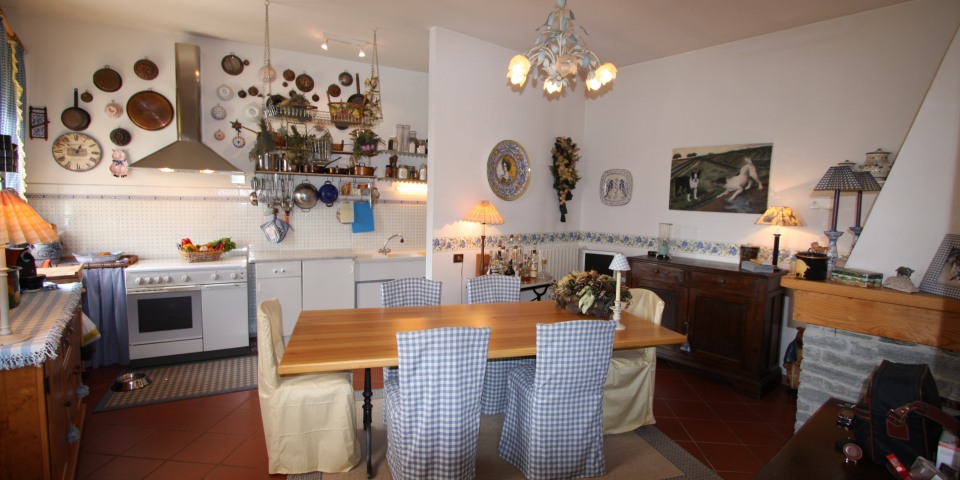 
			Die gemütliche Landhausküche in der Villa
			