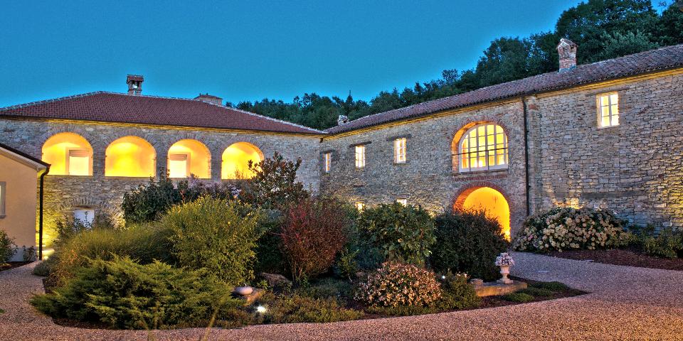 
			Der Innenhof am Abend
			