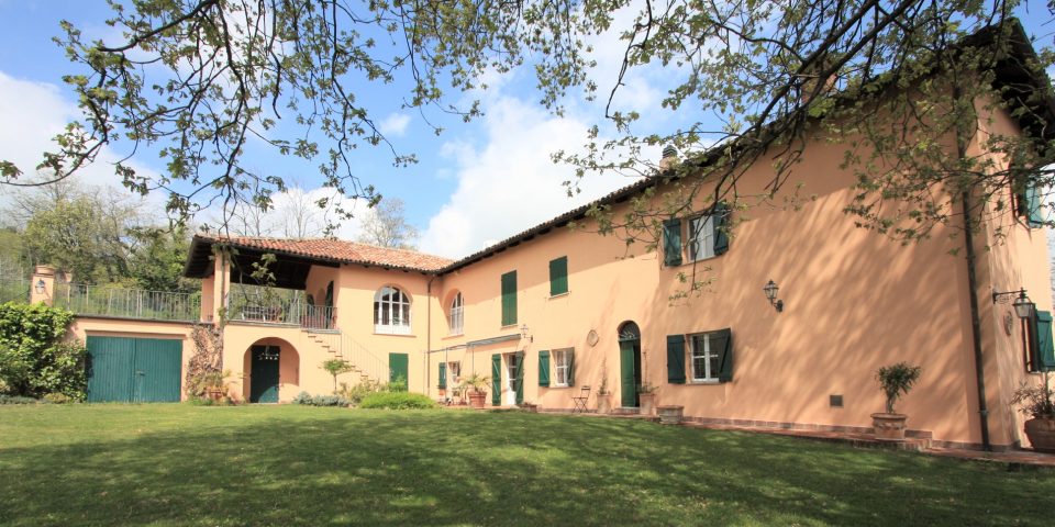 
			The south-facing antique country house
			