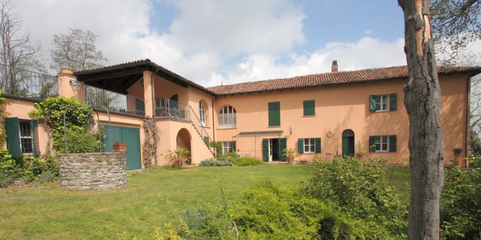 
			The house seen from the garden
			