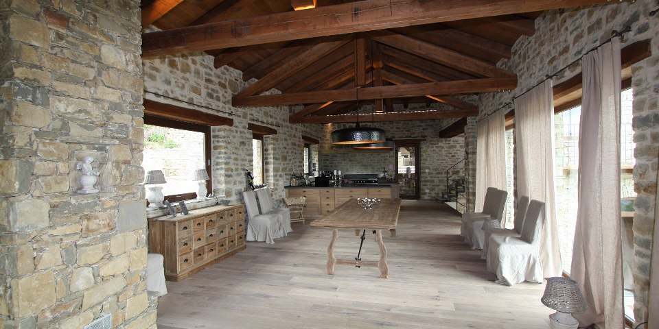 
			Der grosse Wohnraum mit dem Küchenbereich am Ende des Raums
			