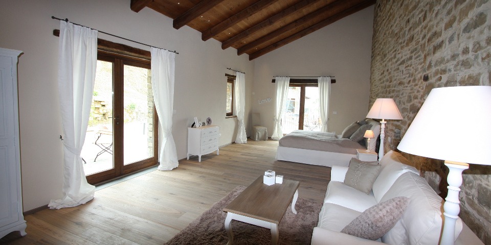 
			Eines von vier Schlafzimmern
			