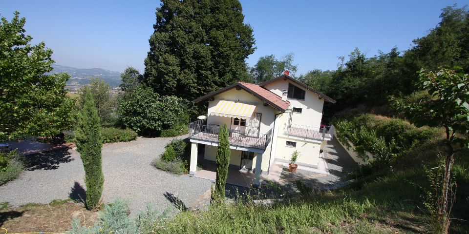 
			Das Haus und Hofplatz vom Grundstück darüber aus gesehen
			