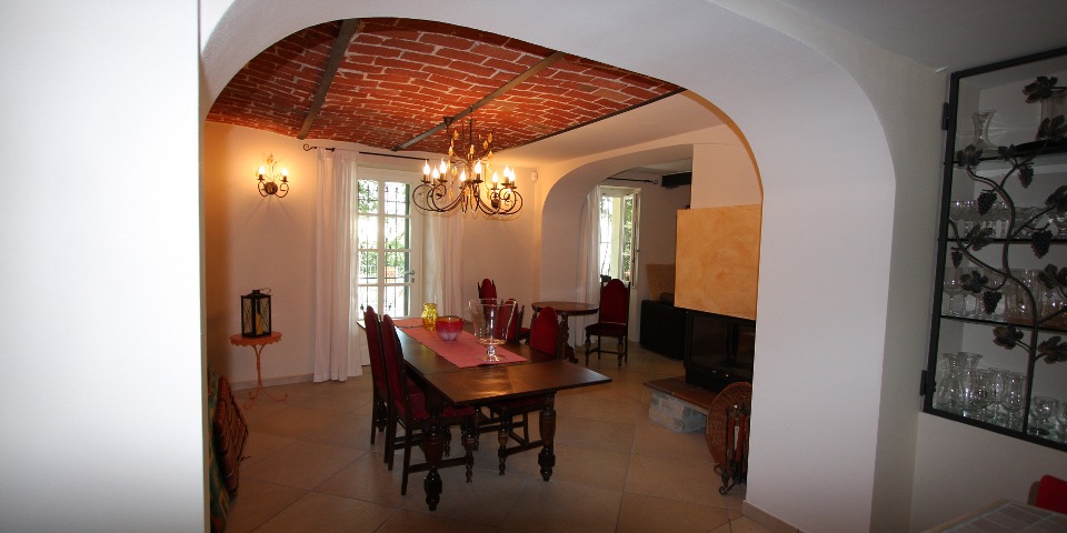 
			Der Essbereich ist durch einen offenen Rundbogen mit der Küche verbunden
			