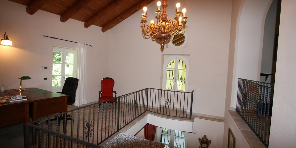 
			Der Arbeitsbereich in der offenen Galerie im ersten Stock
			