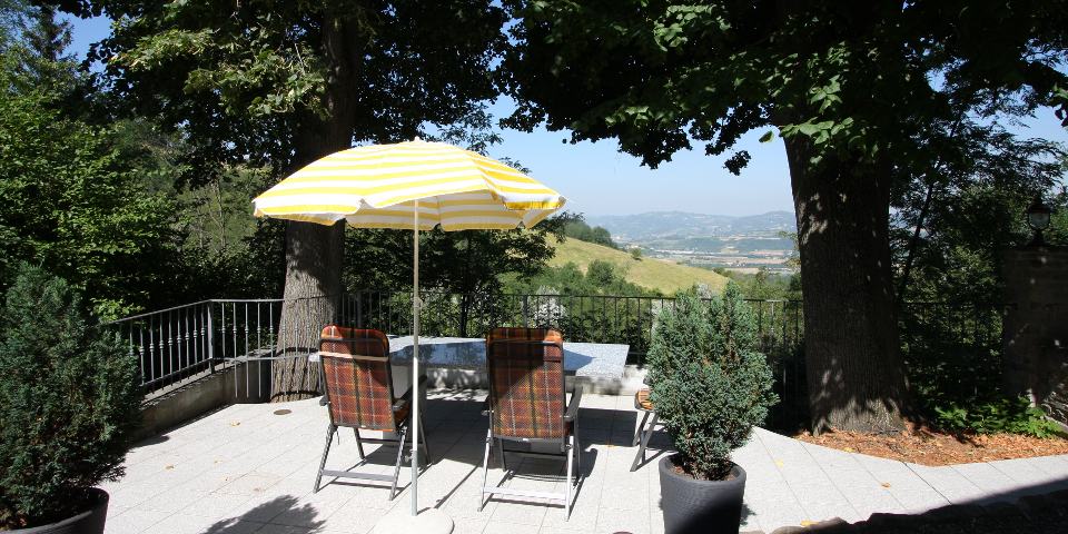 
			Einer von mehreren Aussensitzplätzen. Im Schatten der uralten Bäume geniesst man einen herrlichen Blick nach Westen
			