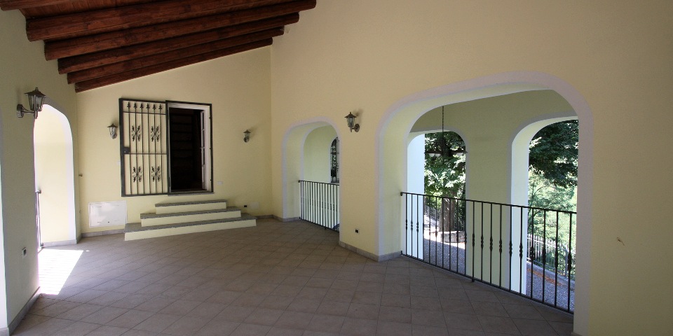 
			Die offene Loggia ist vorbereitet, um hier eine dritte Ferienwohnung unterzubringen
			